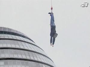У Лондоні встановили новий рекорд Гіннеса з банджі-джампінгу - 42 стрибки за годину