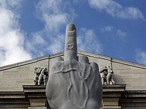 Мілан: перед будівлею фондової біржі встановили середній палець Мілан: перед будівлею фондової біржі встановили середній палець