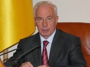 Азаров дозволить українцям вивозити валюту закордон 