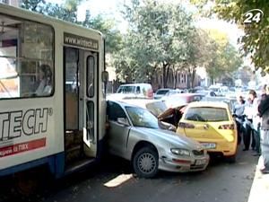 У Харкові трамвай протаранив 11 автомобілів, які стояли у заторі У Харкові трамвай протаранив 11 автомобілів, які стояли у заторі