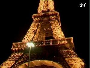 У Парижі евакуювали людей з Ейфелевої вежі У Парижі евакуювали людей з Ейфелевої вежі