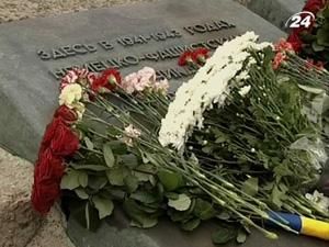 Керівництво держави вшанувало пам'ять жертв Бабиного Яру Керівництво держави вшанувало пам'ять жертв Бабиного Яру