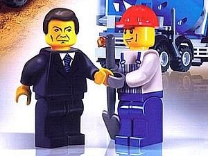 У Донецьку Януковича зробили пластмасовим чоловічком (ФОТО) У Донецьку Януковича зробили пластмасовим чоловічком (ФОТО)