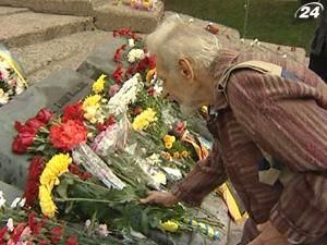 У столиці вшанували пам’ять жертв Бабиного Яру У столиці вшанували пам’ять жертв Бабиного Яру