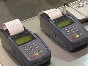 Уряд зобов'язав магазини й заклади харчування приймати платіжні картки Уряд зобов'язав магазини й заклади харчування приймати платіжні картки