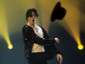 Шанувальник Майкла Джексона купив капелюх кумира за 17,5 тис. євро Шанувальник Майкла Джексона купив капелюх кумира за 17,5 тис. євро