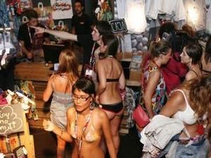 У Нью-Йорку магазин одягу Desigual безкоштовно одягав голих клієнтів У Нью-Йорку магазин одягу Desigual безкоштовно одягав голих клієнтів