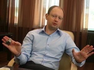 Яценюк: Янукович руйнує кримську автономію Яценюк: Янукович руйнує кримську автономію