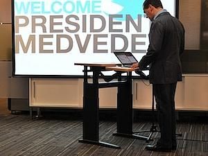 Медведєв відповів у Twitter звичайному користувачеві Медведєв відповів у Twitter звичайному користувачеві