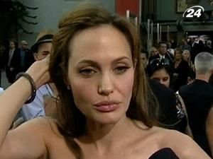 Анджеліна Джолі напише книгу про своє сімейне життя Анджеліна Джолі напише книгу про своє сімейне життя