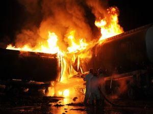 У Пакистані таліби знову спалили автоколону НАТО У Пакистані таліби знову спалили автоколону НАТО