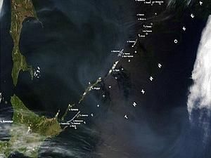 Японський міністр проінспектував з берега Курильські острови Японський міністр проінспектував з берега Курильські острови