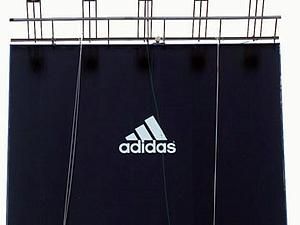 Adidas розірвала контракт на рекламу з Apple