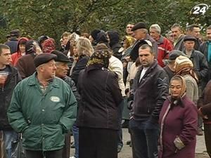 Прикарпатці перекрили дорогу, вимагаючи її ремонту