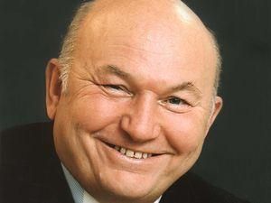 Лужков сів у нове крісло в Міжнародному університеті в Москві Лужков сів у нове крісло в Міжнародному університеті в Москві