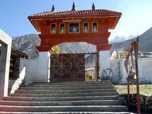 У Непалі джип зірвався у прірву, внаслідок чого загинули 13 паломників У Непалі джип зірвався у прірву, внаслідок чого загинули 13 паломників