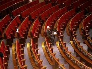 Депутати коаліції майже у повному складі залишили сесійну залу ВР Депутати коаліції майже у повному складі залишили сесійну залу ВР
