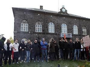 Ісландія: вісім тисяч людей закидали парламент яйцями, помідорами і петардами