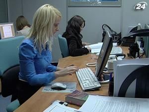 Брак кредитів та інвестицій обмежує споживчий попит Брак кредитів та інвестицій обмежує споживчий попит