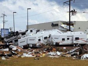 У США торнадо зніс з рейок 28 вагонів вантажного потяга У США торнадо зніс з рейок 28 вагонів вантажного потяга