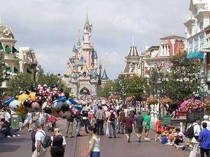 У Парижі прибиральник "Діснейленду" загинув на роботі У Парижі прибиральник "Діснейленду" загинув на роботі