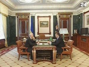 Янукович доручив Азарову презентувати новий склад уряду Янукович доручив Азарову презентувати новий склад уряду