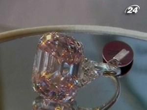 У Гонконгу на показ виставили рідкісний рожевий діамант У Гонконгу на показ виставили рідкісний рожевий діамант
