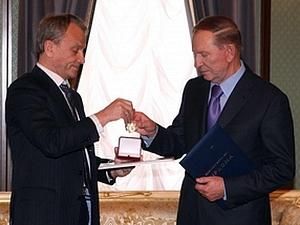 Кучма отримав нагороду за наукові відкриття в області ракетобудування Кучма отримав нагороду за наукові відкриття в області ракетобудування