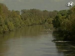 Червоний шлам з глиноземного заводу потрапив у Дунай Червоний шлам з глиноземного заводу потрапив у Дунай