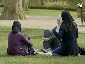 У Франції затвердили заборону на носіння паранджі У Франції затвердили заборону на носіння паранджі