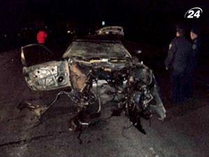 На Полтавщині легковик зіткнувся з бензовозом, загинули 3 людини На Полтавщині легковик зіткнувся з бензовозом, загинули 3 людини