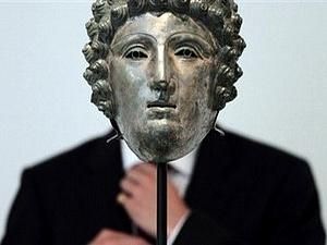 Древній шолом, який знайшов археолог-аматор продали за 3,6 мільйона доларів Древній шолом, який знайшов археолог-аматор продали за 3,6 мільйона доларів