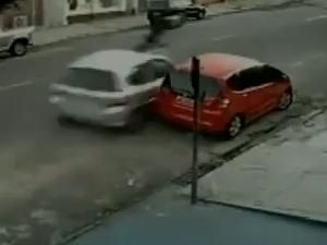 Бразилія: жінка, яку збив на швидкості автомобіль, отримала лише травми руки (ВІДЕО) Бразилія: жінка, яку збив на швидкості автомобіль, отримала лише травми руки (ВІДЕО)