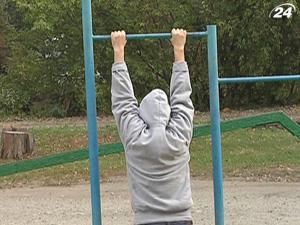 11-класник підтягувався на турніку і впав замертво 11-класник підтягувався на турніку і впав замертво