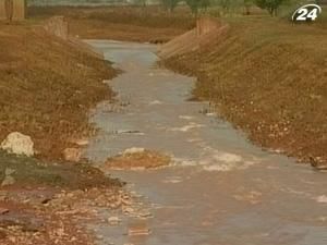 Влада евакуювала мешканців міста Колонтар через витік шламу Влада евакуювала мешканців міста Колонтар через витік шламу