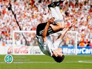 Мірослав Клозе переслідує Ґерда Мюллєра Мірослав Клозе переслідує Ґерда Мюллєра