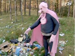 У Латвії “людина-свиня” привчає усіх до чистоти У Латвії “людина-свиня” привчає усіх до чистоти