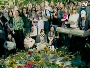 У Нью-Йорку відзначили 70-річчя Леннона У Нью-Йорку відзначили 70-річчя Леннона