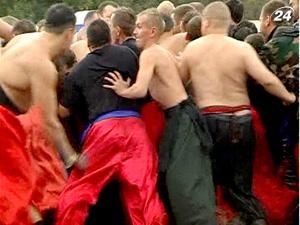 На Хортиці влаштували масову бійку козаків-побратимів На Хортиці влаштували масову бійку козаків-побратимів