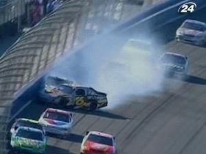 Тоні Стюарт здобув 39 перемогу у кар'єрі Тоні Стюарт здобув 39 перемогу у кар'єрі