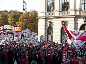 Фанати пройшли вулицями Берліна.ВІДЕО Фанати пройшли вулицями Берліна.ВІДЕО
