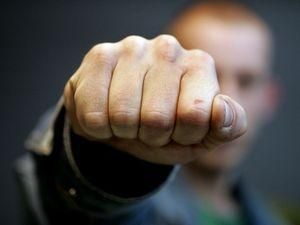 У Сімферополі побили кандидата у мери від "Єдиного центру" У Сімферополі побили кандидата у мери від "Єдиного центру"