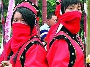 Китай: любительки кунг-фу визначать своїх чоловіків у бою Китай: любительки кунг-фу визначать своїх чоловіків у бою