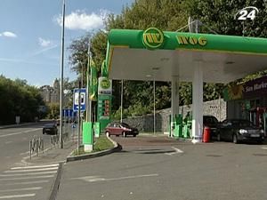 З 1 січня 2011 р. літр бензину може подорожчати на 50 коп. З 1 січня 2011 р. літр бензину може подорожчати на 50 коп.