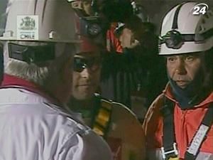 У Чилі підняли на поверхню першого шахтаря У Чилі підняли на поверхню першого шахтаря