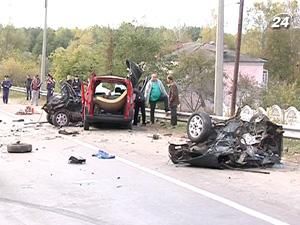 Іномарка виїхала на зустрічну смугу - загинуло 6 людей Іномарка виїхала на зустрічну смугу - загинуло 6 людей