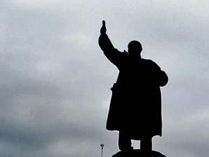 На Полтавщині невідомі розмалювали пам’ятник Леніну На Полтавщині невідомі розмалювали пам’ятник Леніну