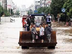 Китай: наречені поїхали реєструвати шлюб на екскаваторі Китай: наречені поїхали реєструвати шлюб на екскаваторі