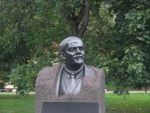 У Криму кувалдою зруйнували бюст Леніну У Криму кувалдою зруйнували бюст Леніну