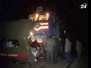 Потяг "Київ-Трускавець" протаранив карету "швидкої" Потяг "Київ-Трускавець" протаранив карету "швидкої"